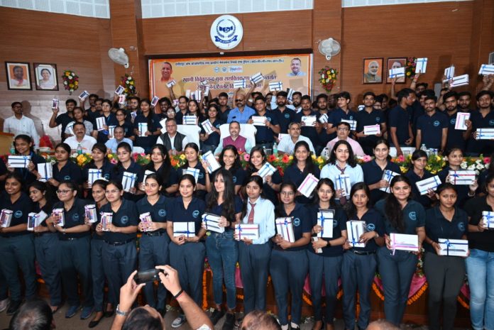 आईसीसीएमआरटी के छात्र छात्राओं सहकारिता मंत्री ने बांटे टैबलेट व स्मार्टफोन